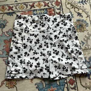 SENITA - Lux Baseline Shorts (5 in. inseam) - Size M